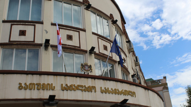 ცოლის ცემაში ბრალდებულის ადვოკატი: ისინი ისევ ერთად ცხოვრობენ