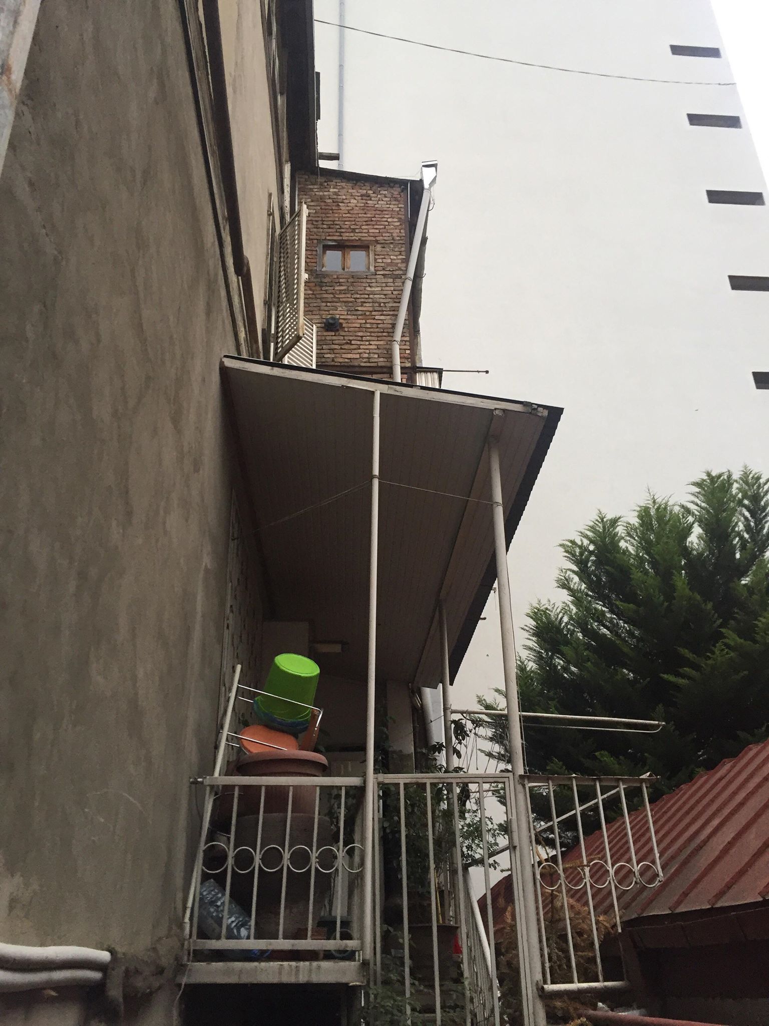 თვითმხილველის თქმით, მკვლელი გაღებული ფანჯრიდან მიიმალა